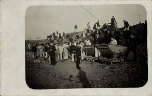 Foto Ak Kiel, Seeleute bei Bauarbeiten, Förderloren, Kaiserliche Marine