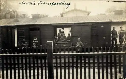 Foto Ak Deutsche Soldaten in Uniform, Militär-Transportzug, Waggon Altona 8534