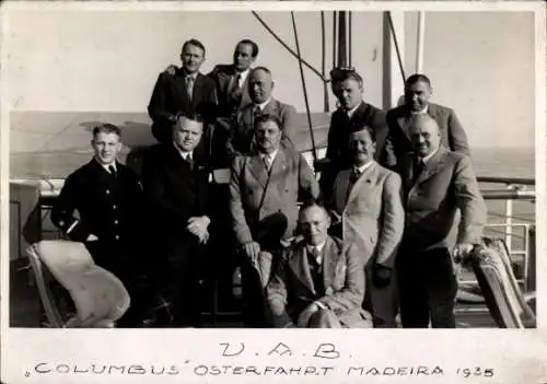 Ak Funchal Insel Madeira Portugal, Männer in Anzügen stehen auf dem Deck eines Schiffes.