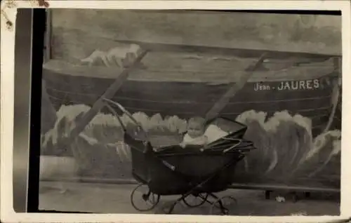 Foto Ak Kleinkind in einem Kinderwagen, gemalter Hintergrund, Boot Jean Jaures