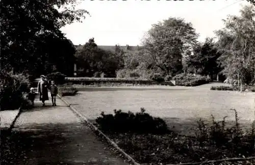 Ak Recklinghausen im Ruhrgebiet, Bismarckplatz, zwei Personen, Wiese, Bäume