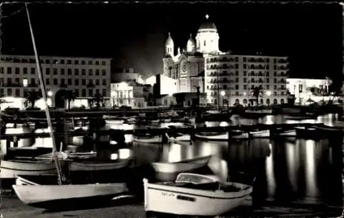 Ak Saint Raphaël Var, Hafen, bei Nacht