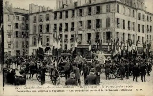 Ak Versailles Yvelines, Trauerzug mit Kutschen und Menschenmenge, im Hintergrund sind Häuserfa...