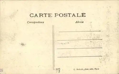 Ak Versailles Yvelines, Trauerzug mit Kutschen und Menschenmenge, im Hintergrund sind Häuserfa...