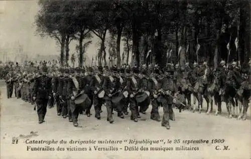 Ak Versailles Yvelines, Trauerzug der Militärmusik durch eine Allee mit Bäumen