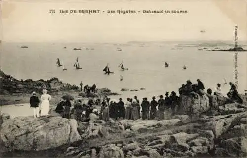 Ak Île de Bréhat Côtes d’Armor, Die Postkarte zeigt eine Regatta mit Segelbooten vor der Küste...