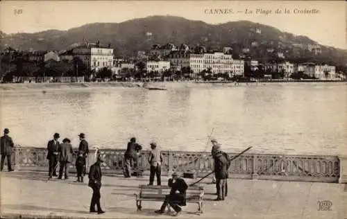 Ak Cannes Alpes Maritimes, Männer in eleganten Anzügen flanieren an der Uferpromenade von Cann...