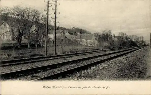 Ak Médan Yvelines , Eisenbahnschienen im Vordergrund, dahinter ein Ort mit vielen Bäumen und H...