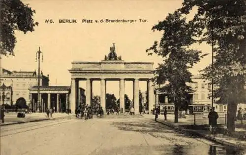 Ak Berlin Mitte, Brandenburger Tor, W6. Berlin, Platz vor dem Brandenburger Tor.