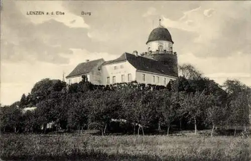 Ak Lenzen an der Elbe Prignitz, Burg Lenzen, Bäume, Himmel