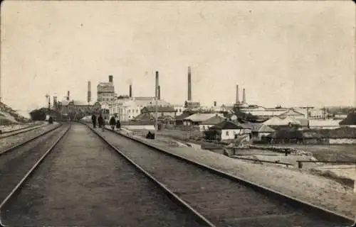 Foto Ak Russland?, Fabrikgebäude, Bahnstrecke