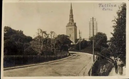 Ak Tallinn Reval Estland, Kirche mit Turm, Bäume, Strommasten, Straße, mehrere Menschen