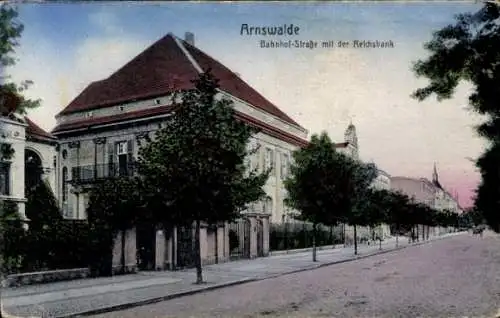 Ak Choszczno Arnswalde Ostbrandenburg, Bahnhof-Straße, Reichsbank, Stadtansicht, Bäume, Straße