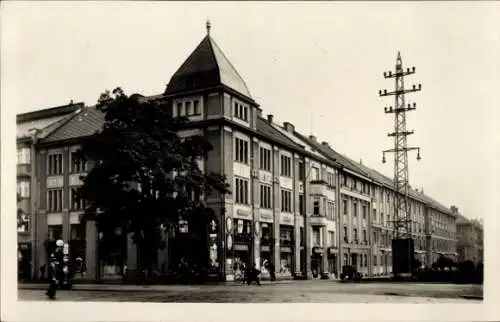 Ak Hradec Králové Königgrätz Stadt, an der Kreuzung, Geschäft