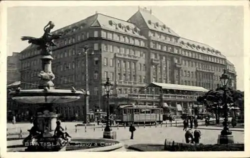 Ak Pressburg Bratislava Slowakei, Hotel Carlton, Brunnen, Straßenbahn