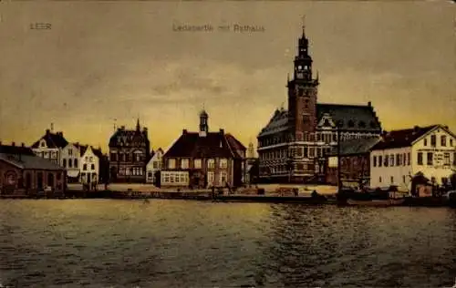 Ak Leer in Ostfriesland, Aussicht auf den Hafen, Rathaus im Hintergrund, historische Architektur