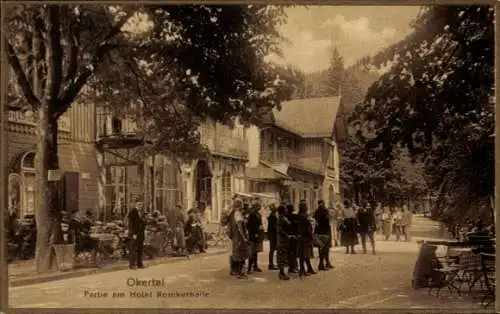 Ak Oker Goslar am Harz, Okertal,  Hotel Romkerhalle, Gruppe von Menschen, Sehenswürdigkeit