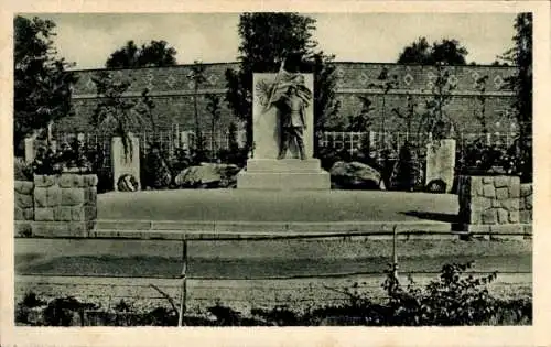 Ak Saupersdorf Kirchberg in Sachsen, Krieger-Ehrenmal, Statue, Grünanlagen im Hintergrund