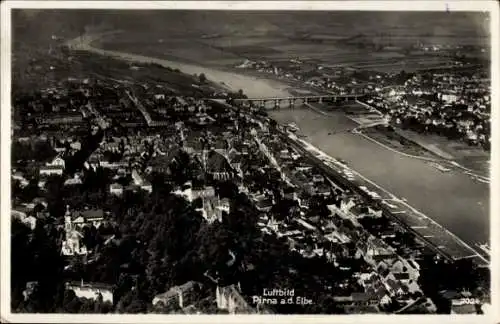 Ak Pirna an der Elbe, Luftbild von Pirna a. d. Elbe, Stadtansicht, Fluss, Brücke