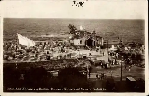 Ak Ostseebad Zinnowitz auf Usedom, Blick vom Kurhaus auf Strand und Seebrücke