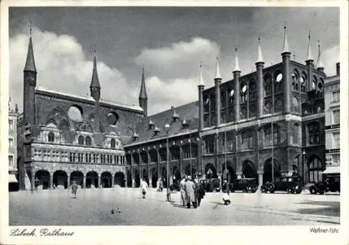 Ak Hansestadt Lübeck, Lübecker Rathaus, Historische Architektur, Menschen auf dem Platz, Autos...