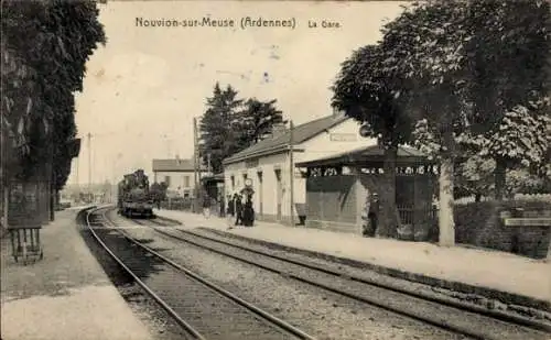 Ak Nouvion sur Meuse Ardennes, La Gare, Bahnhof, Gleisseite, Dampflok