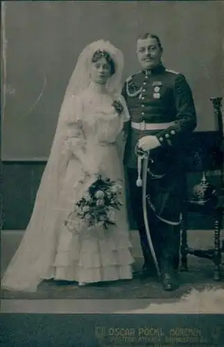 Foto München, Deutscher Soldat in Uniform mit seiner Braut, Portrait, Karl Hohenthaner