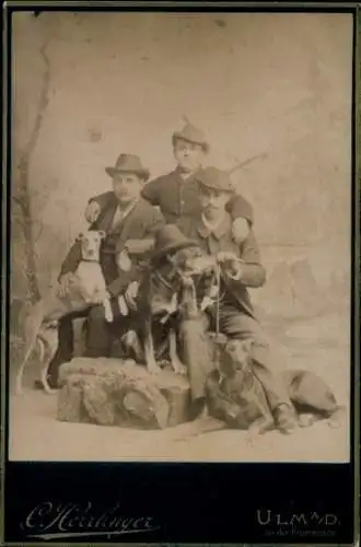 Foto Ulm an der Donau, Drei Jäger, Hunde, Gruppenbild