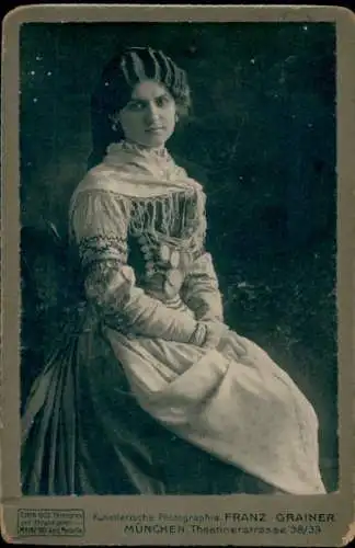 Foto München, Frau in Tracht, Portrait