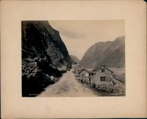 Foto Norwegen, Straße und Häser an in einem Fjord