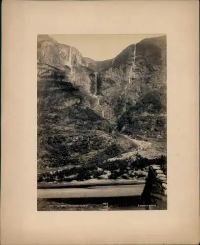 Foto Norwegen, Landschaftsmotiv in einem Fjord, Wasserfälle