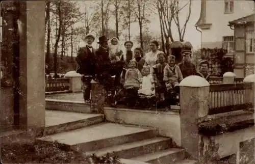 Foto Ak Frankenberg in Sachsen, Familie auf der Treppe vor einem Gebäude, Hugo Allendorf