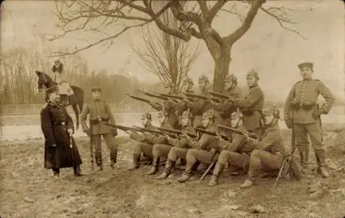 Foto Ak Deutsche Soldaten mit Gewehren in Uniform, Schießübung