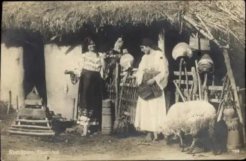 Ak Frauen in rumänischen Trachten, Schaf, Spindel