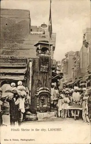 Ak Lahore Pakistan, Blick auf den Hindu Schrein, Straßenpartie, Passanten