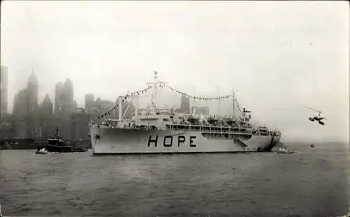 Ak New York City USA, Das Bild zeigt ein Schiff mit dem Namen HOPE, welches mit einem Hubschra...