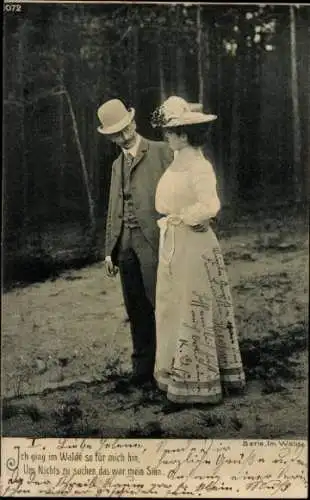 Ak Liebespaar macht Spaziergang im Wald
