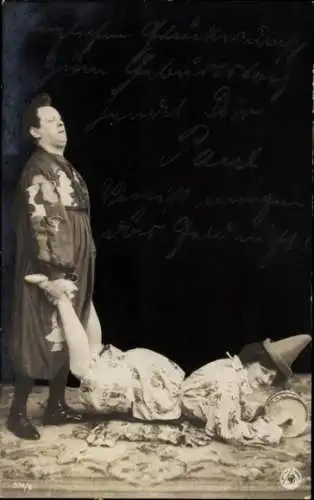 Ak Paar in Kostümen, Frau liegt auf dem Boden, Trommel