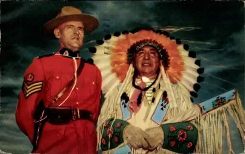 Ak Banff Alberta Kanada, Ein berittener Polizist und ein Indianer in traditioneller Kleidung s...