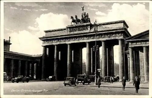 Ak Berlin Mitte, Brandenburger Tor, Schwarz-weiß Foto vom  davor fahren Autos und Menschen lau...