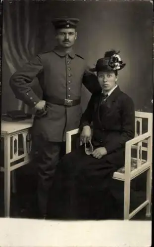 Foto Ak Deutsche Soldaten in Uniformen mit Frau, Portrait