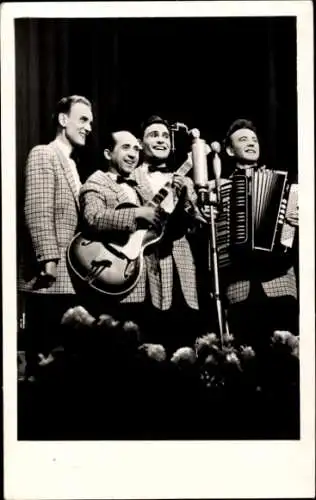 Ak Musikgruppe Die Brummer, mit Instrumenten auf der Bühne
