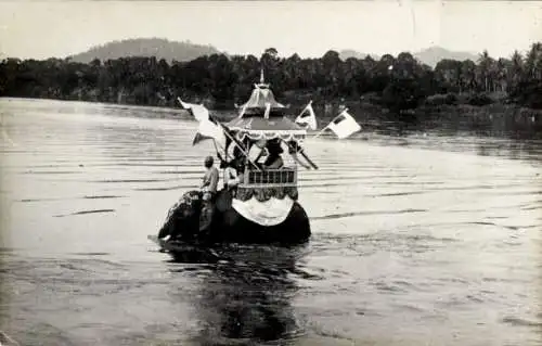 Foto Ak Elefant mit Sänfte im Wasser, Gajah dan Raja