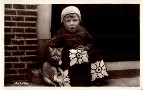 Ak Marken Nordholland Niederlande, Mädchen mit Katze auf dem Schoß