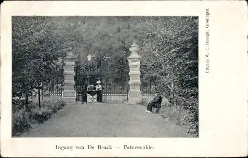 Ak Paterswolde Drenthe Niederlande, Eingang zum De Braak, zwei Personen sind vor dem Eingangst...