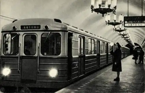 Ak Leningrad Sankt Petersburg Russland, Zug in Metrostation Narvskaja