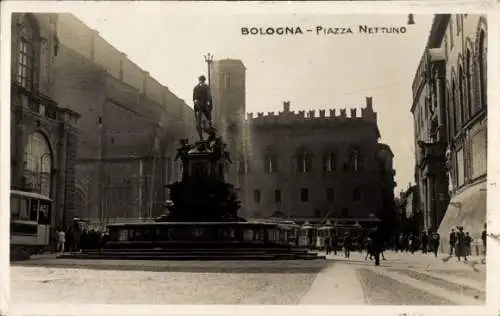 Ak Bologna Emilia Romagna,  Piazza Nettuno, Neptunbrunnen, Historische Gebäude, Straßenbahn, F...