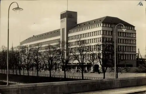 Ak Zürich Stadt Schweiz, Postgebäude, Neue Sihlpost, monumentales Gebäude, Bäume, Straßenansicht