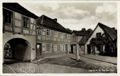 Ak Łagów Lagow Neumark Ostbrandenburg, Berliner Tor, Fachwerkhäuser, gepflasterte Straße, grün...