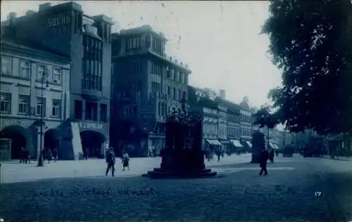 Ak Hradec Králové Königgrätz Stadt, SUKNA, VJ.SPALER, Kopfsteinpflaster, Brunnen, Menschen, Ge...